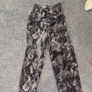 ✨Aerie Gray Snakeskin Leggings✨